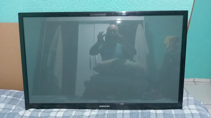 Vendo TV Samsung 43" com controle,mini teclado e suporte para parede 