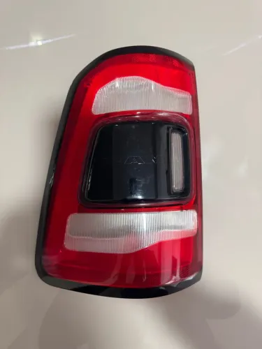 Capa  Lanterna Esquerda Dodge Ram 2500 2020 2021 22 Night Edition (Usado)