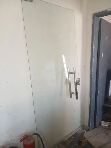 Porta de Blindex, medida 0,79x2,10
