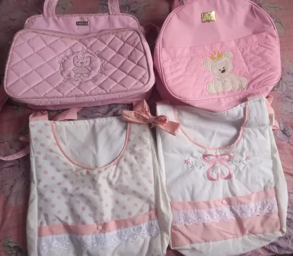 2 bolsas + 2 porta fralda de varão ou berço!
