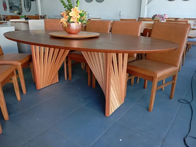 Mesa nova com cadeiras de madeira maciça!! 