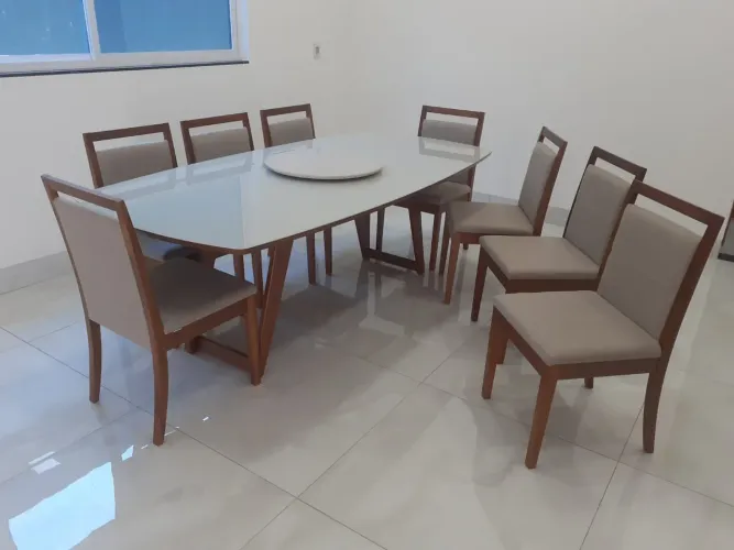 Mesa resistente atual com cadeira de madeira