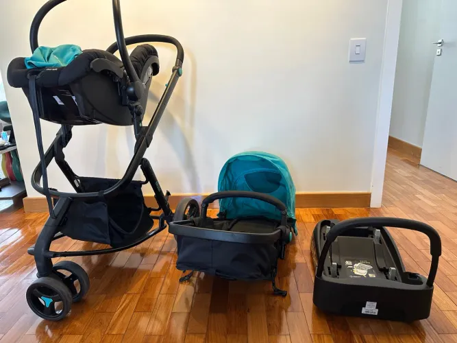 Carrinho de bebê com bebê conforto e base