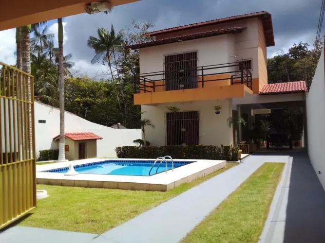 Casa à venda com piscina, acesso ao igarapé e mobília inclusa