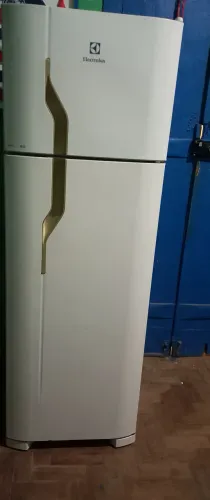 GELADEIRA ELETROLUX COM DEFEITO  