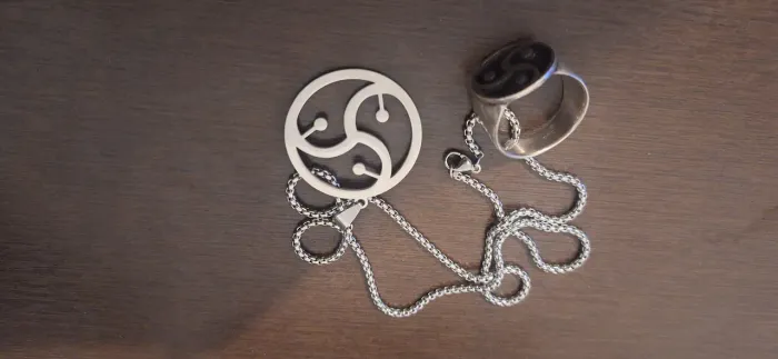 Conjunto Colar e Anel com Símbolo triskele 