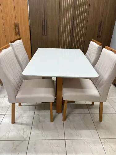 Mesa de jantar de madeira e tampo de vidro