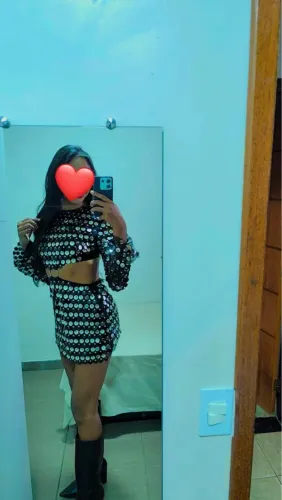 Vestido com paetês e recortes fashion