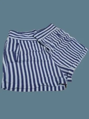 Short listrado azul e branco