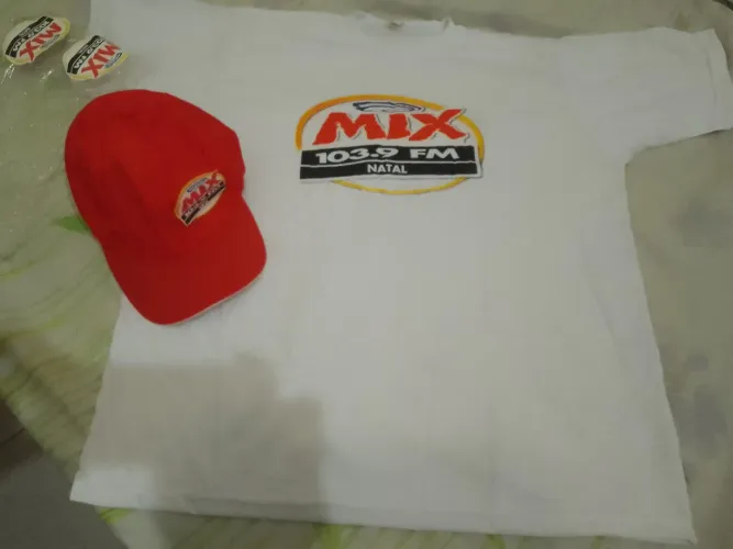 CAMISETA + BONÉ TAM: M BRANCA (NOVA) RADIO FM NATAL/RN ANO: 2013 MARCA: DETONAÇÃO
