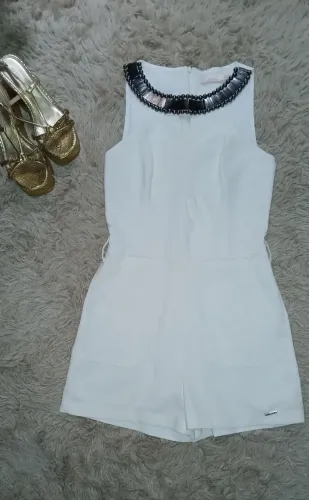 Macacão Branco Com Colar Metalizado 