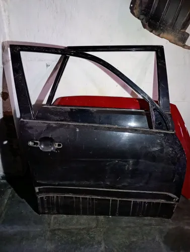 Porta Dianteira Direita Suzuki Grand Vitara (Detalhe)