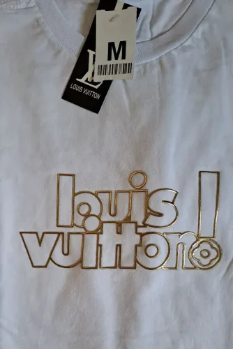 Camiseta Louis Vuitton - Estilo e Elegância!