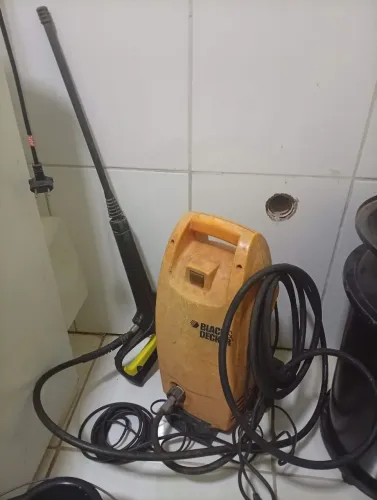 lavadora de alta pressão elétrica compacta da marca Black & Decker.
