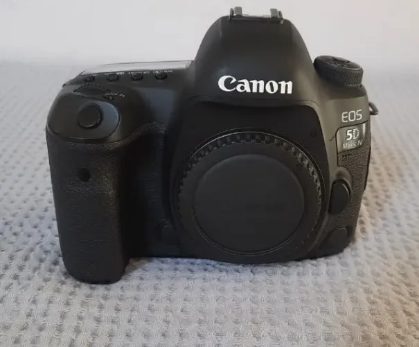 Câmera Canon EOS 5D Mark IV com apenas 23.590 cliques.