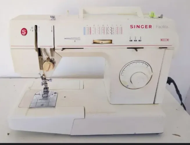 Máquina de costura funcionando
