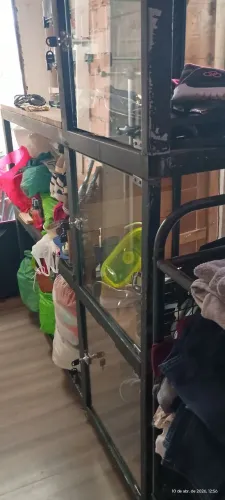 Vendo balcão para comércio todo de ferro, vidro e Madeira,com portas com chaves 
