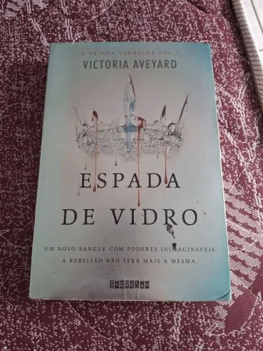 Livro Espada de Vidro de Vitoria Aveyard