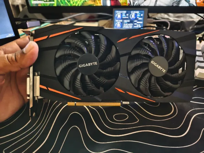Rx 580 original 2304 SP Com defeito/intermitente