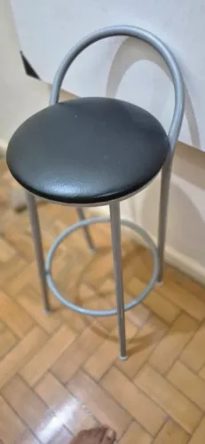 Banqueta Alta com Encosto e Assento Estofado Preto - Ideal para Balcão e Cozinha Americana