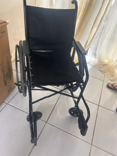 Vende-se cadeira de rodas por 250 reais .
