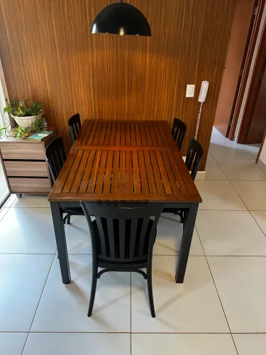 Mesa com 5 cadeiras