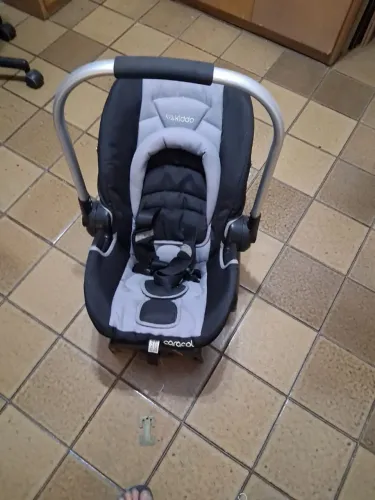 Vendo carrinho e bebe conforto ótimo estado da Kiddo 600 reais os dois