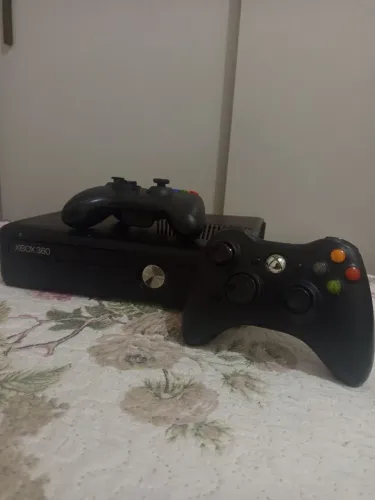 XBOX 360 SLIM COMPLETO  3 CONTROLES  3 JOGOS