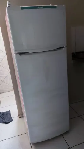 VENDO GELADEIRA CONSUL APENAS UMAS MARCA DE USO POREM TODA OK NOVA POR DENTRO