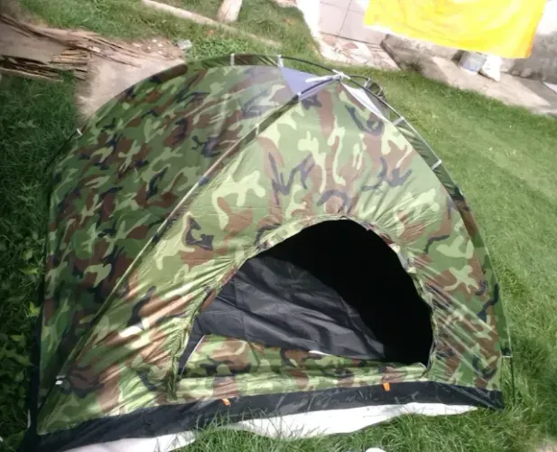 Barraca camping camuflada 6 lugares sem uso no centro de São Gonçalo