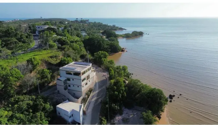 Mansão Pé na Areia na Praia do Morro: Oportunidade Única na Avenida Beira Mar!