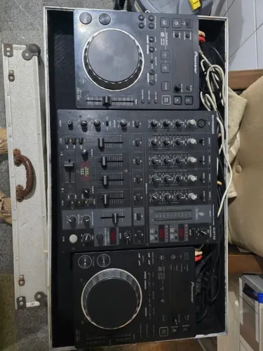 Par de CDJs Pioneer 350, mixer 750 e case