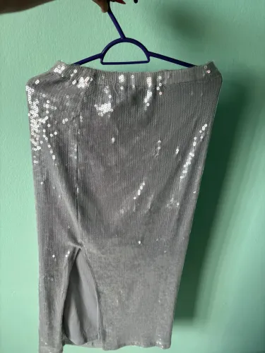 Vendo saia midi de paetês com fenda lateral