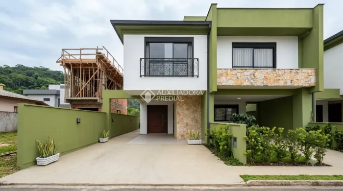 Casa Mobiliada para Locação no Ribeirão da Ilha - 169m² | 3 Dormitórios | 1 Suíte | Sótão