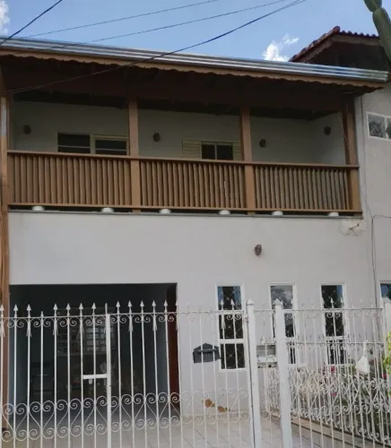 CASA EM UM SOBRADO ESTILO APARTAMENTO COM AREA DE SERVIÇO ESPAÇOSA.