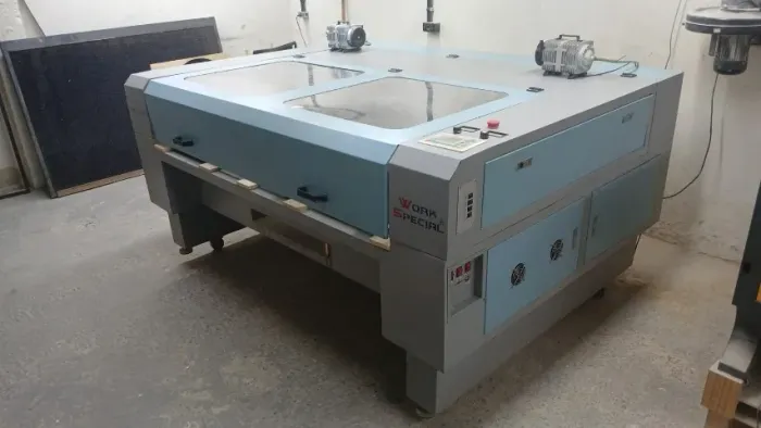 MAQUINA LASER CO2  INDUSTRIAL - 2 CANETAS 1600 X 1000mm - 130w