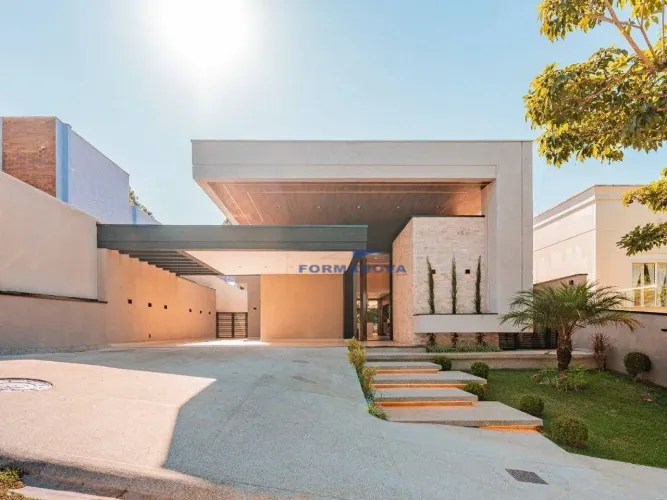 Casa com Piscina, 4 Suítes à venda na Granja Viana - Cotia/SP