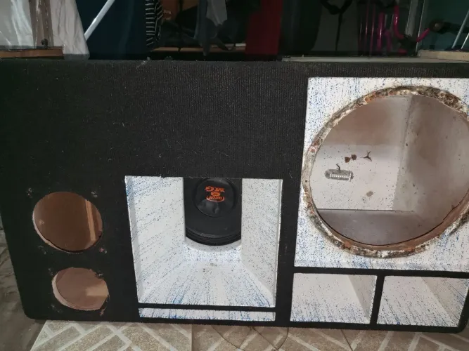 Caixa de som pra carro.