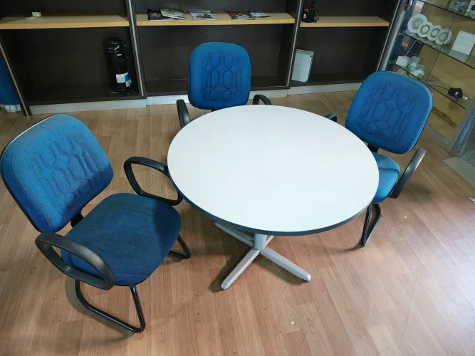 Mesa de escritório redonda com 3 cadeiras fixas