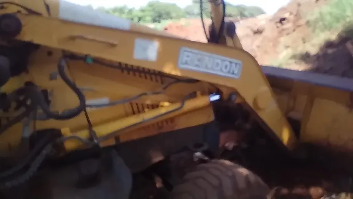 Retroescavadeira 4x4 Randon 