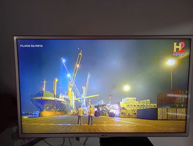 TV LG 32" Branca + Suporte Articulado (Com detalhe na imagem - Leia)