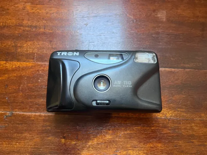 Máquina fotográfica vintage de filme tron ae 110