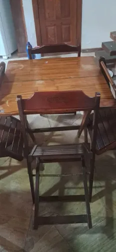 Vende-se 1 mesa (tipo bar)em madeira c 4 cadeiras
