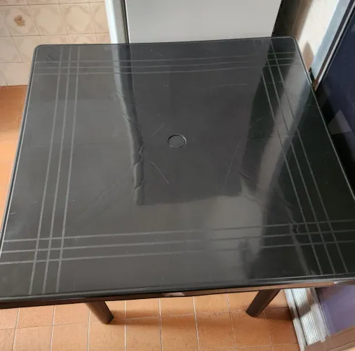 Mesa de Plástico Quadrada Preta - Perfeito Estado