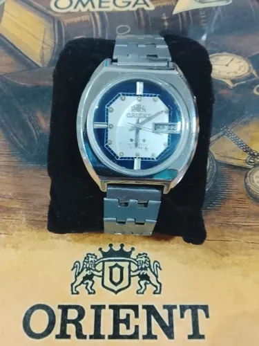 Orient automático fundo azul escuro 
