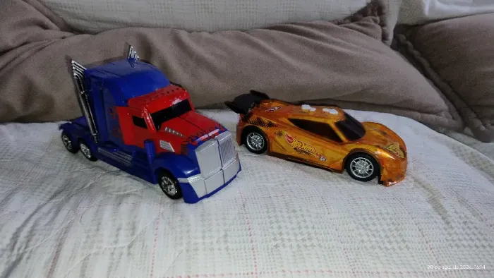 Caminhão Vira Robô do Optimus Prime (Transformers) + Carro Hot Wheels Programing da Mul