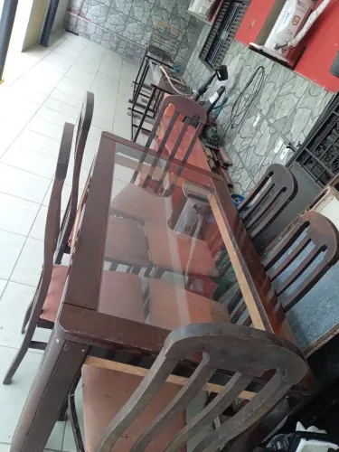 Mesa com 6 cadeiras precisa de manutenção