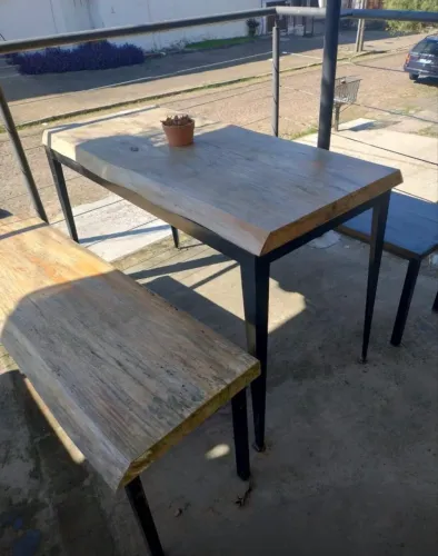 Mesa de madeira nobre 