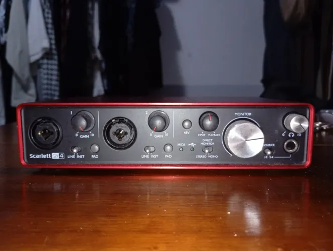 Interface de audio SCARLET 2i4 - 2ª Geração.