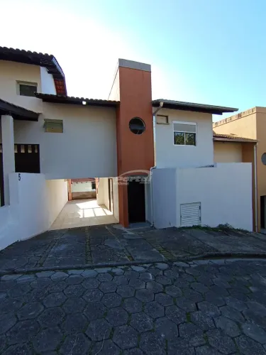 Ampla casa para locação no bairro Escola Agrícola em Condominio fechado.
